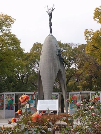 原爆の子の像とバラ