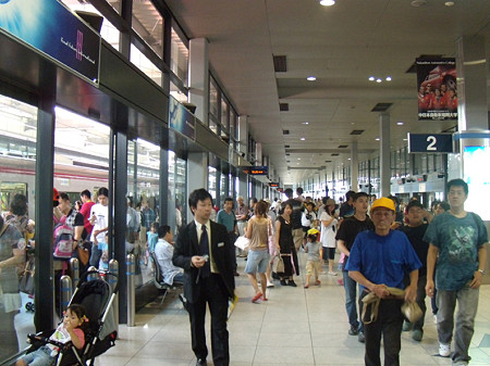 混んでいる空港駅