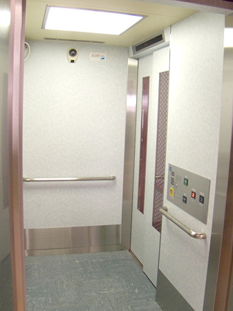 一宮駅1・2番線エレベーター内部
