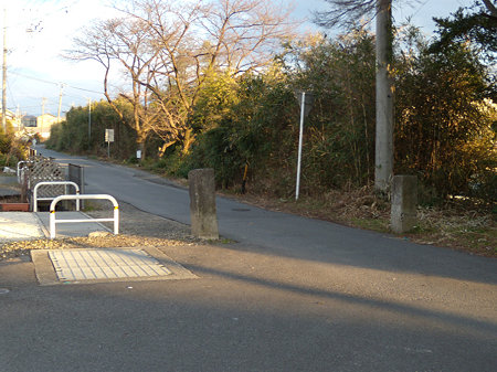 かつての幅が伺える道路脇の石