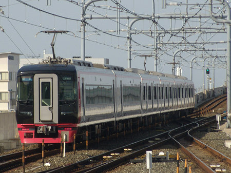 空港駅を出発する1700系