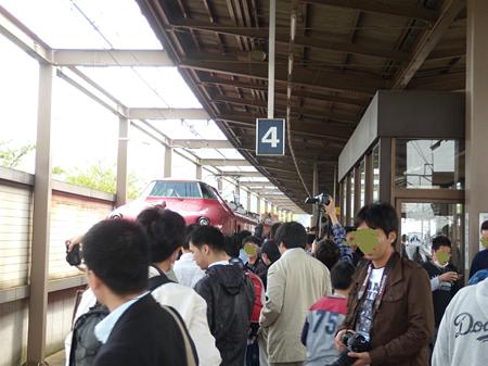大混雑の本宿駅4番線