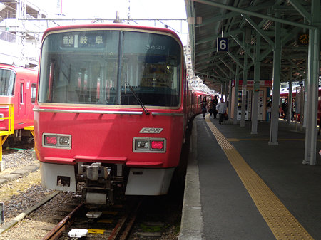 各岐阜ホームに入る3500系