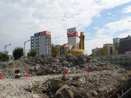 瓦礫の山となった尾張一宮駅ビル