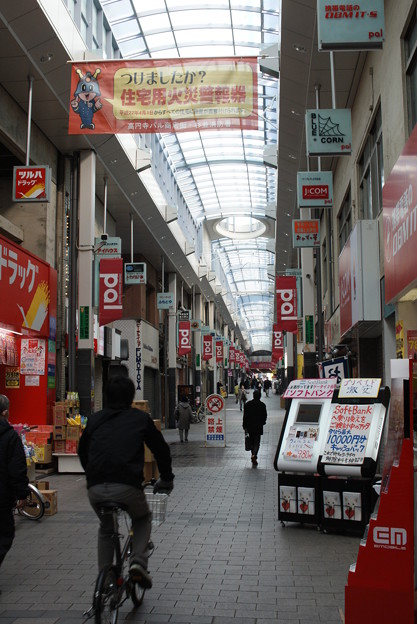 Photos: 開店準備の商店街・F8パンフォーカス