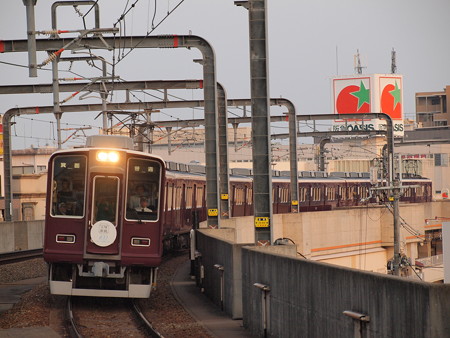阪急8000系宝塚歌劇団HM付き 普通 阪急宝塚線豊中駅