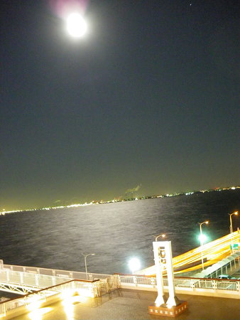 月夜の海ほたる