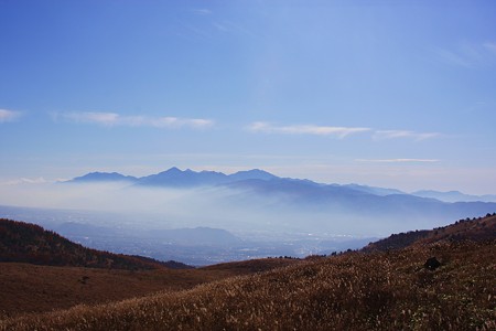 霧ヶ峰から　　南アルプスの山並みと諏訪市