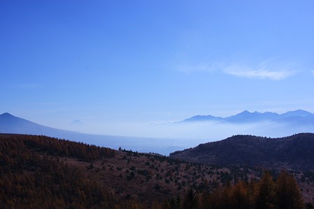 富士山 左から２番目（頭だけ）と南アルプス（右）