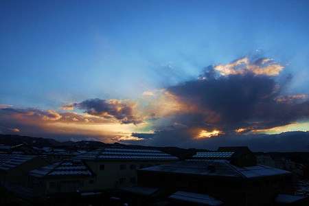 今日の夕焼け（今シーズン一番の冷え込み）屋根に雪が！