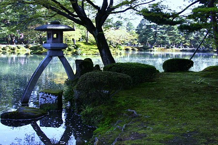 兼六園　徽軫灯籠（ことじとうろう）