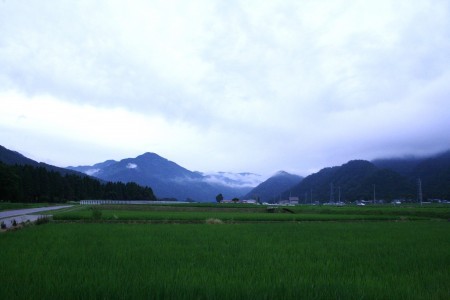 田園と山と霧