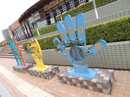握手ができるモニュメント。