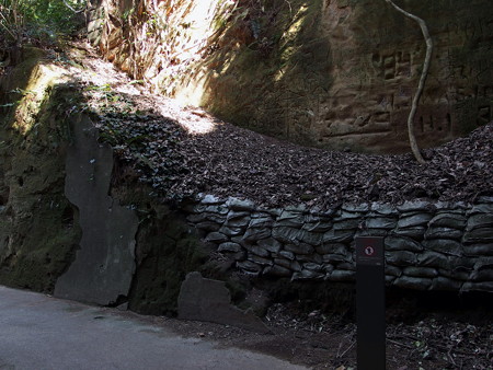 三叉路隅の石段跡