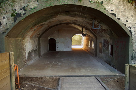 第1砲台跡の弾薬庫トンネル