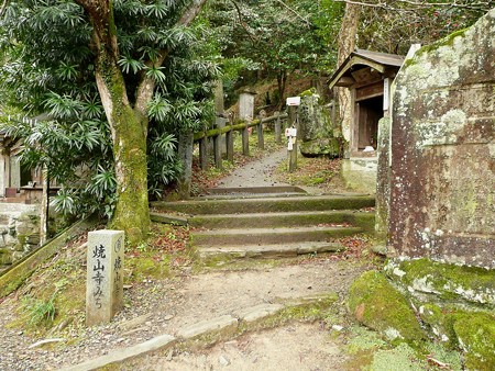 霊山寺へ続く道