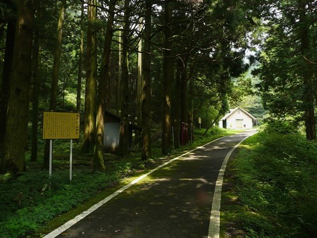 須津山荘前の山神社