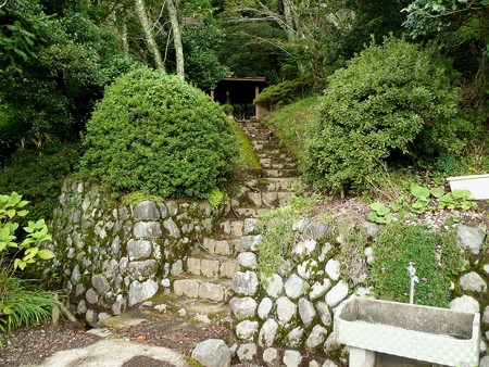 東屋へ続く階段