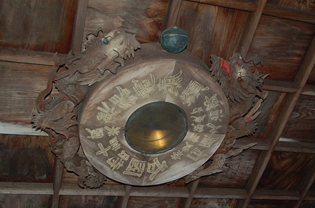 東大寺 手水舎天井 方位盤