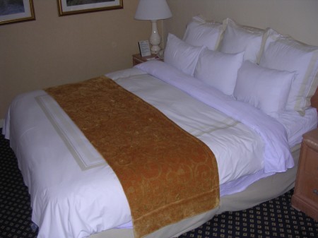 ホテルのキングベッド
