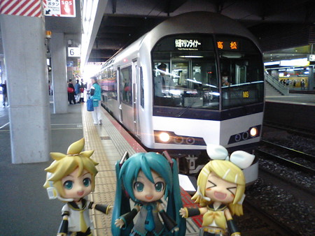 リン:「出ぇぇたぁーーッ! 快速鉄仮面!! レン:「あれ? 瀬戸大...