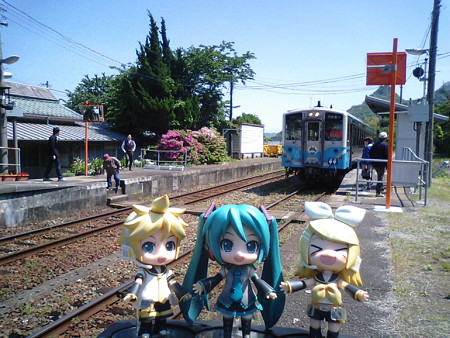 リン:「はぁーーーのんびりのんびり♪」 ミク:「まったりまったり♪...