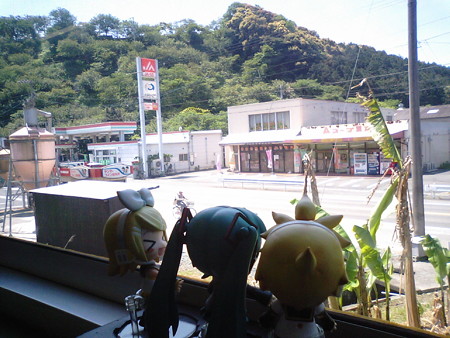八多喜駅に停車。 リン:「あのお掃除に使う『はたき』の名産地!」 ...