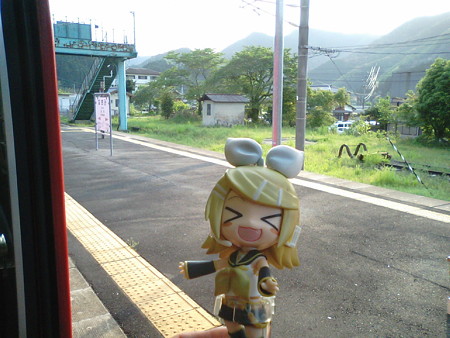 直見駅に停車。 リン:「全国のなおみちゃんのふるさとー♪」