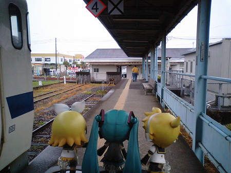 終点、志布志駅に到着です。 リン:「うおお、この先廃止されて、線...