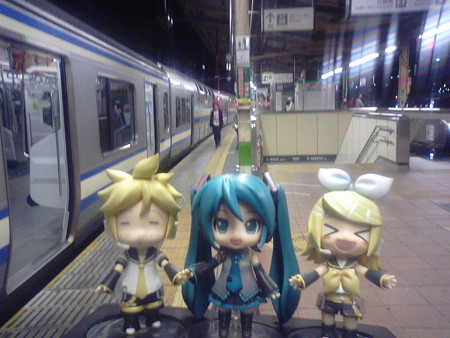 ミク:「千葉駅に無事帰りつきました♪」 リン:「おちかれちゃまーー...