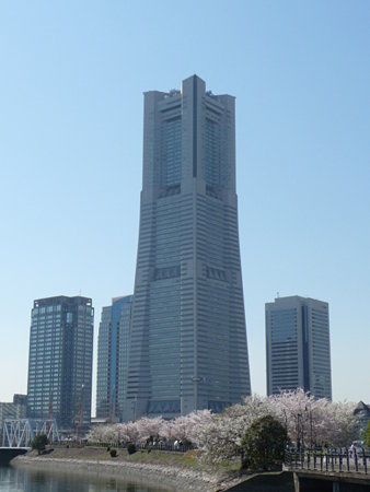 090409-MM21 ランドマークタワーと桜 (15)