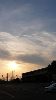 夕日飛行機雲