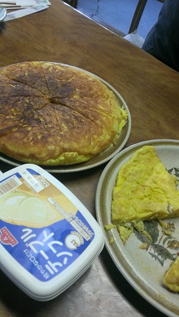 ダチョウの卵でホットケーキ