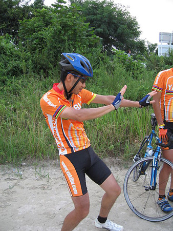 自転車で富士吉田へ(はしゃぐ人)