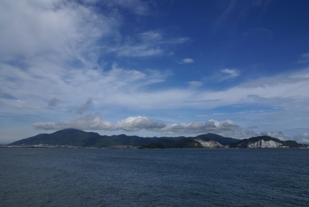 雲を頂く足立山