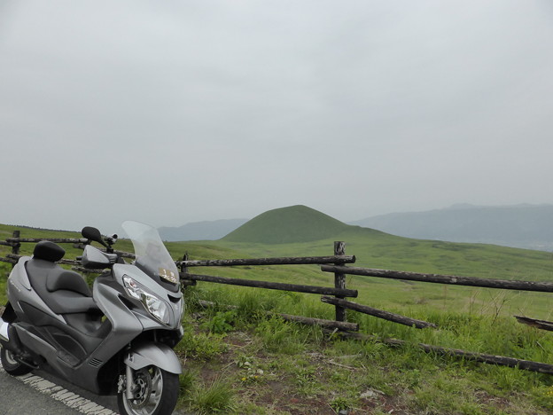 プリンのような山「米塚」