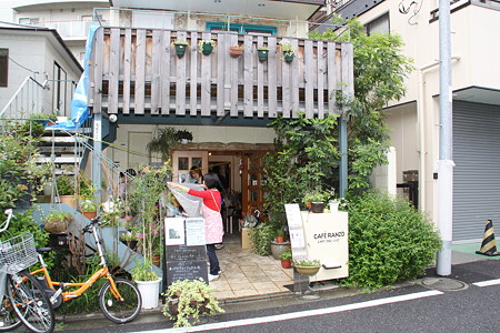 犬も入れる喫茶店RANZOさんでバザーでした